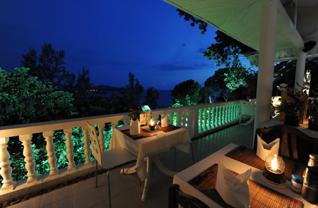 Karon Cliff Contemporary Boutique Bungalows Otel Restoran fotoğraf
